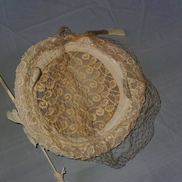 Vintage 1960\'s Scalloped Lace Pill Hat‎ with Pik, Veil and Tie main image 5
